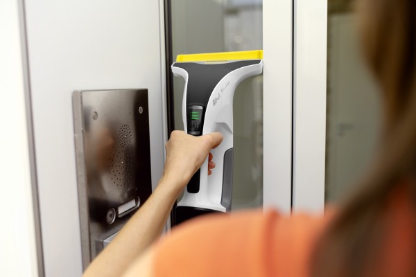 Акумулаторна стъклочистачка Karcher  WV 8 Signature Line
